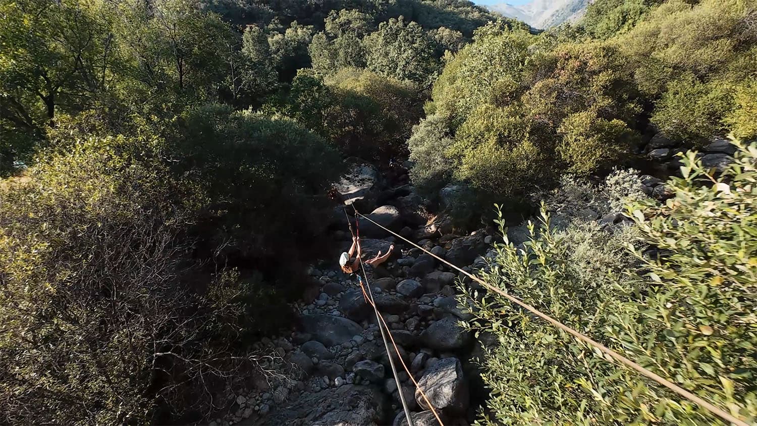 Tirolina sobre la garganta